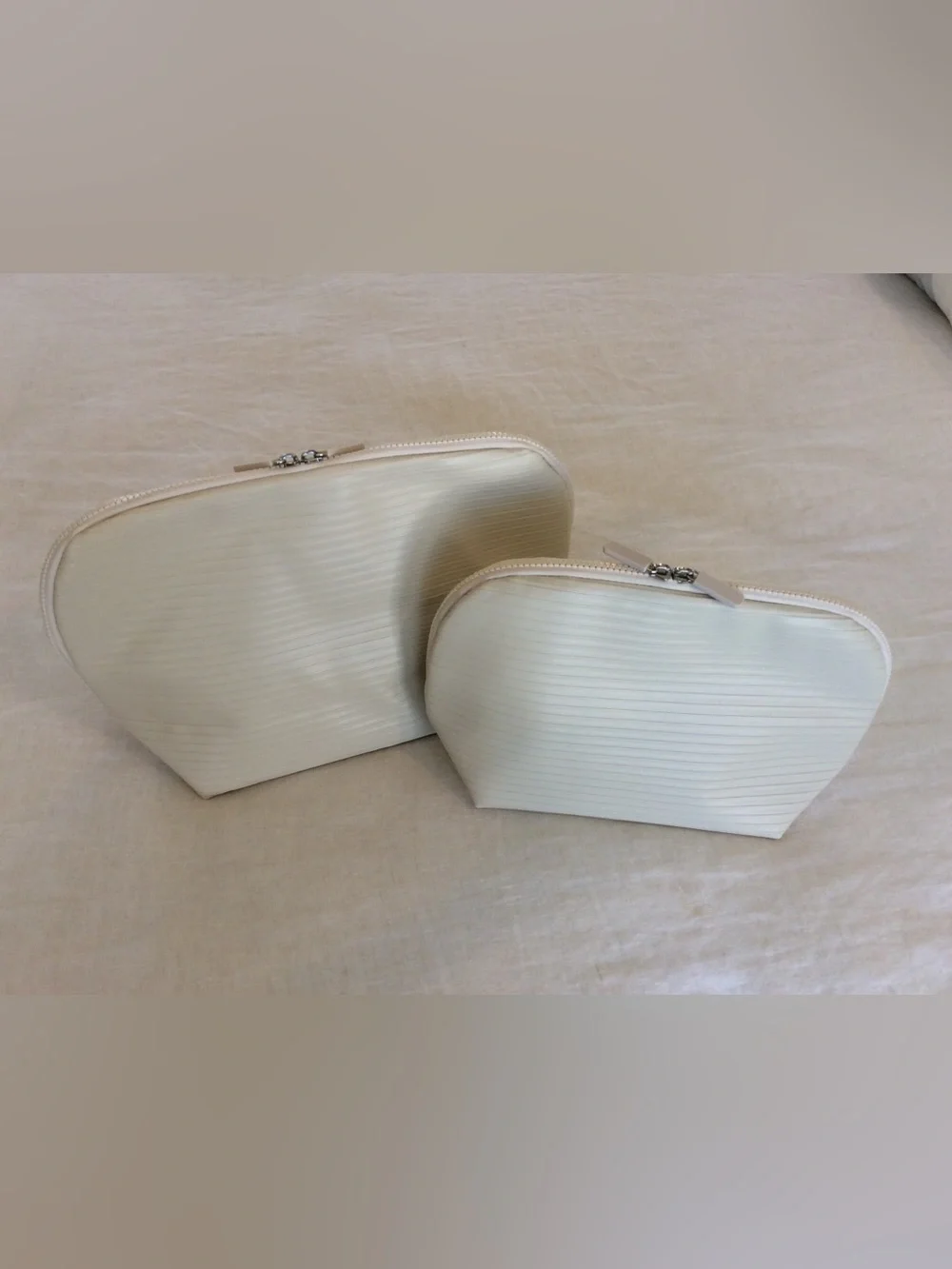 Standing Foldable Cosmetic Makeup Tioletry Travel Bag Set in Cream - Brand New!